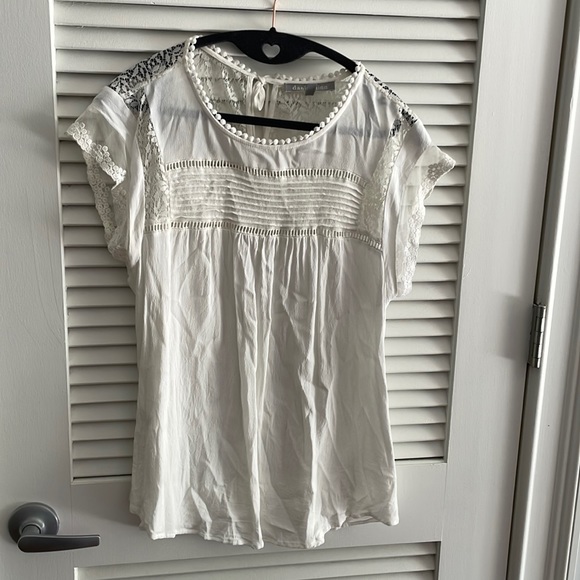 Daniel Rainn Tops - Danielrainn Delicate detailed crepe lacy flowy top Petite Large